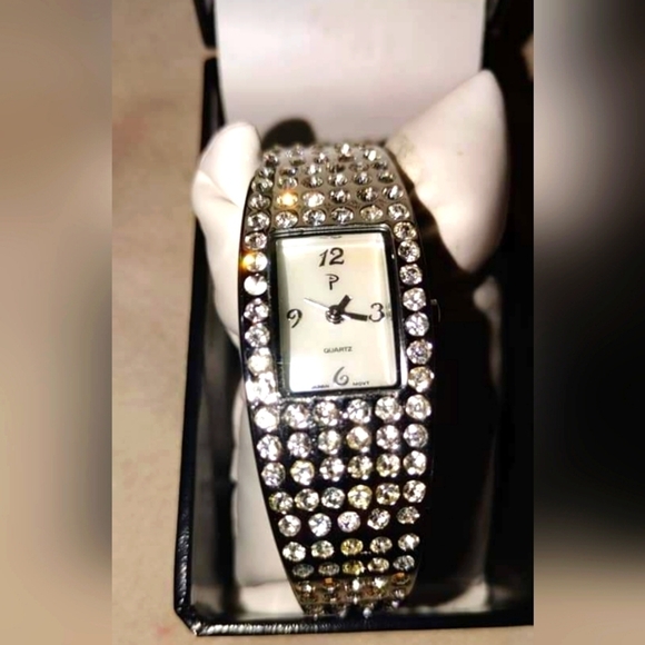 NEW WOMAN RHINESTONE WRIST WATCH - Picture 1 of 1
